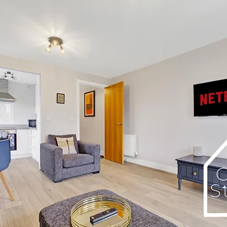 Spacious 2 Bedroom With Private Parking In Centre Apartment