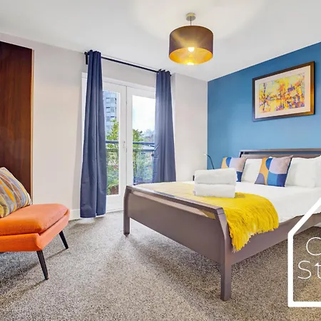 Spacious 2 Bedroom With Private Parking In Centre *