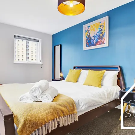 Spacious 2 Bedroom With Private Parking In Centre Apartment